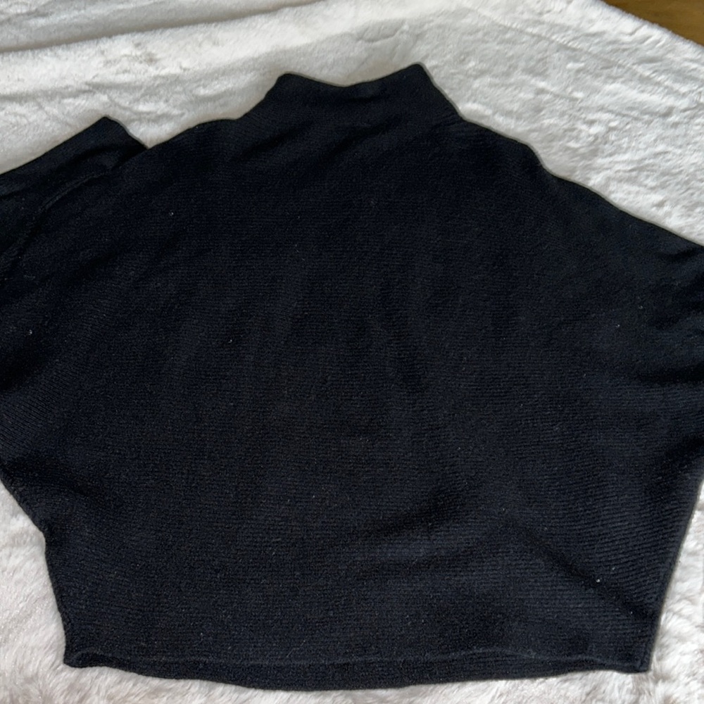 A nice black sweater by Phylosophy!!  Pit to Pit 34.  28 long.  Arms 29” long.